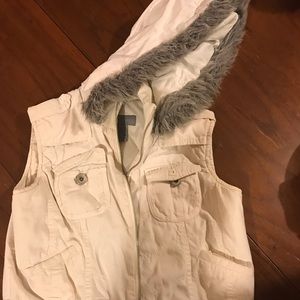 Hooded White vest with fur on hood